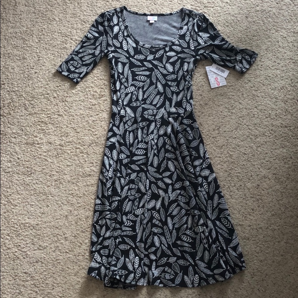 NWT Small LulaRoe Nicole Charcoal Grey w/ Feathers